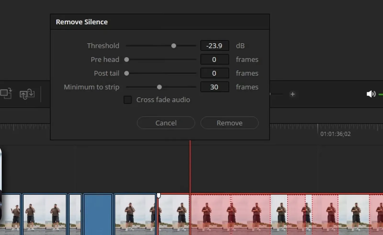 Окно Remove Silence в DaVinci Resolve: порог -23,9 дБ, минимальная пауза 30 кадров, тишина на клипах подсвечена красным
