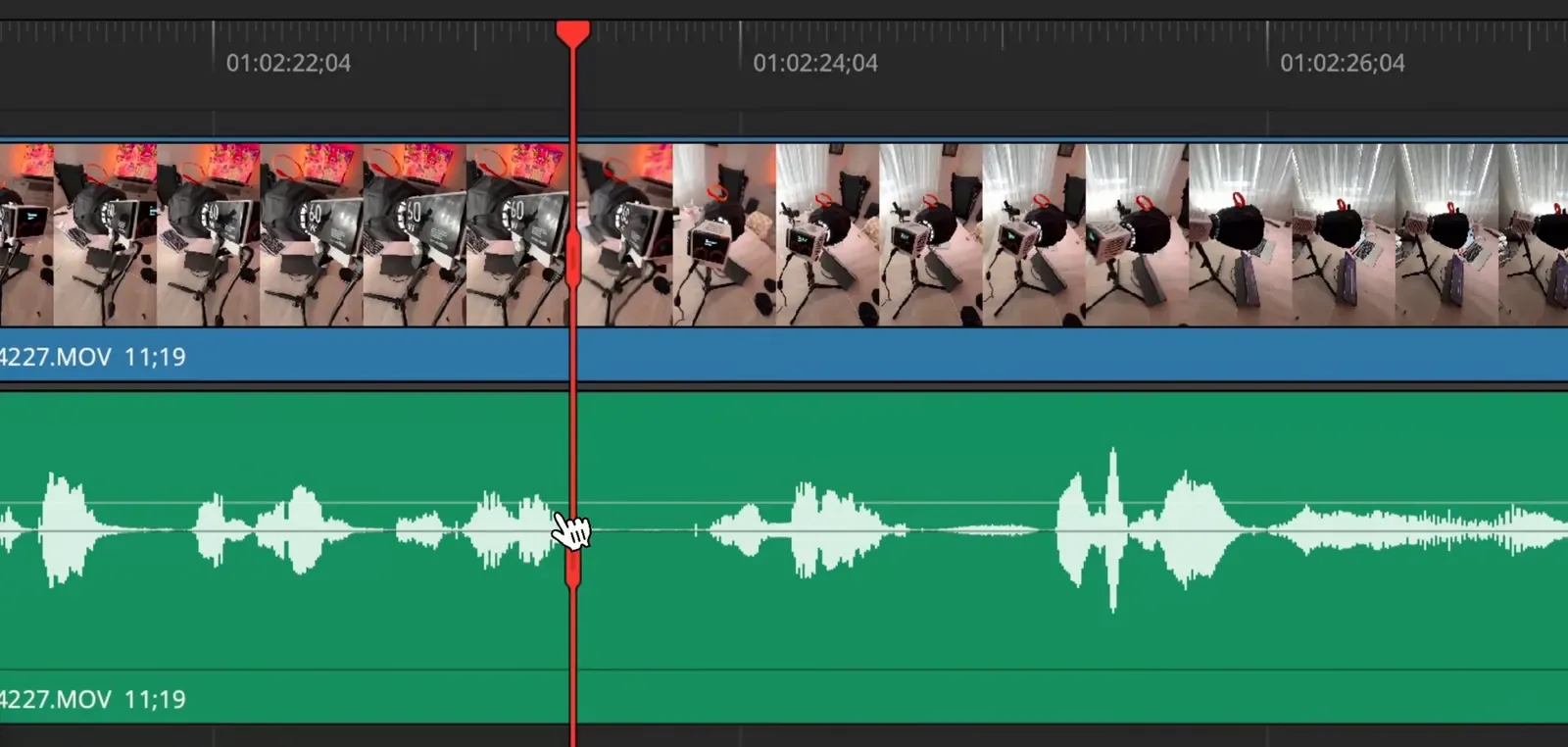 Волна звука на таймлайне DaVinci Resolve: плейхед стоит в паузе между фразами
