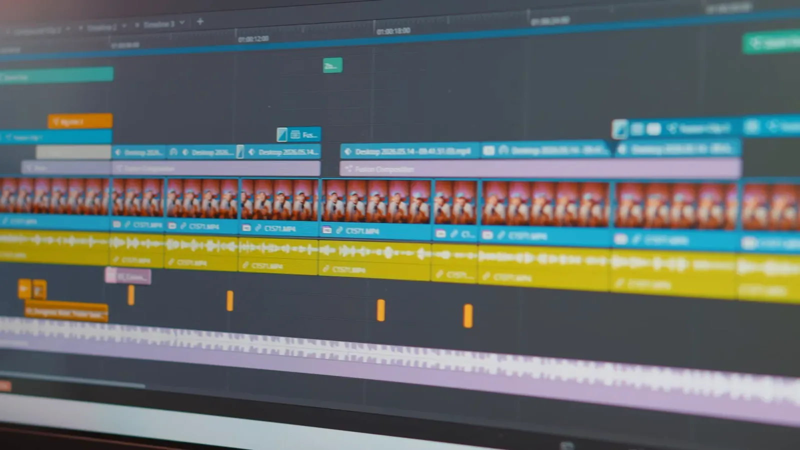 Таймлайн рилса в DaVinci Resolve: видео, титры, звуки и маркеры на десятке дорожек